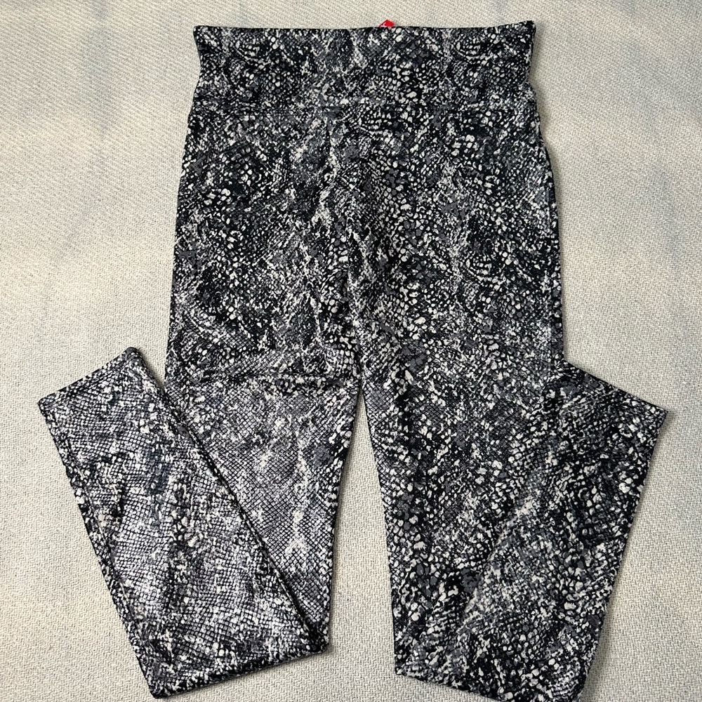 SPANX Faux Leather Snake Shine Leggings Size Large NWT Grey Pants - Picture 8 of 9